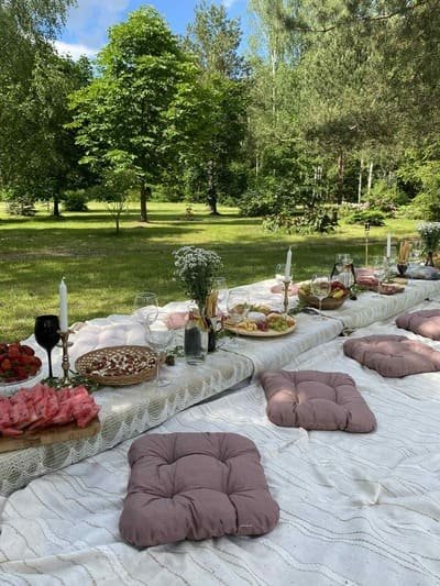 šventinis stalas gamtoje